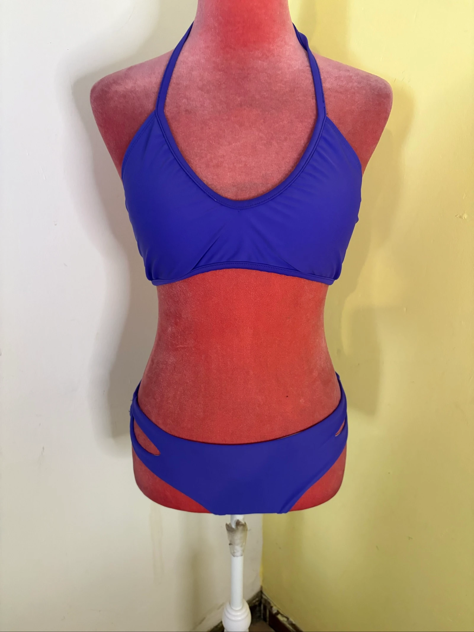 Biquíni Halter com Cut-Out Lateral 